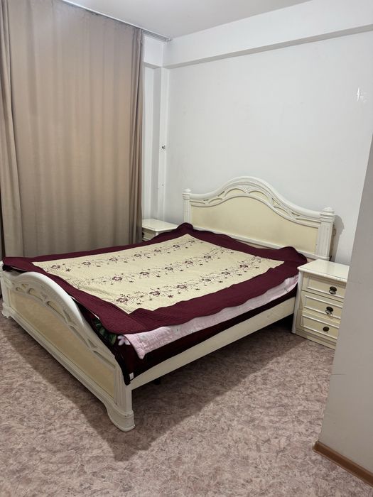 Кровать с двумя тумпочками