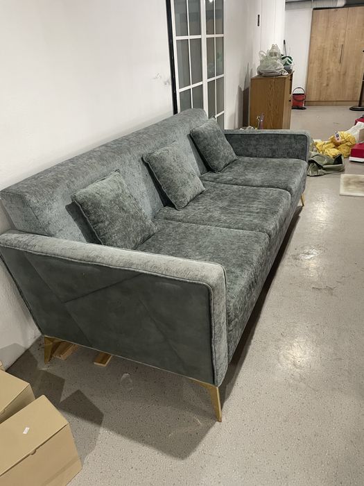 Диван трехместный с золотыми ножками