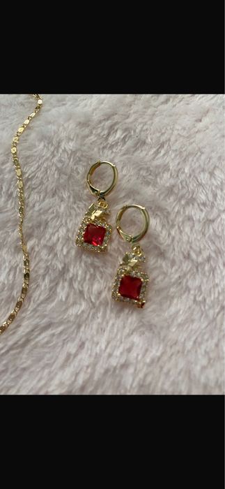 Set aur damă: lănțișor cu pandantiv și cercei cu piatră roșie