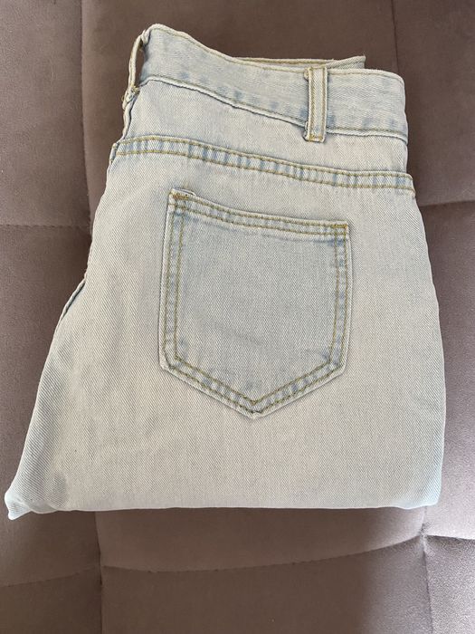 Продам светло голубые джинсы