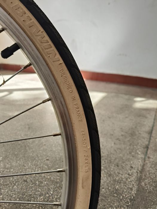 Vând bicicletă fete 10-12ani