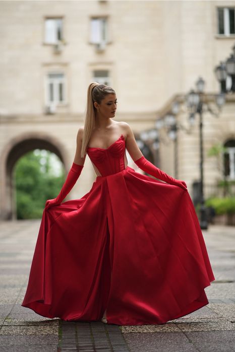 Червена абитуриентска рокля – с ръкавици и дълбока цепка, като нова