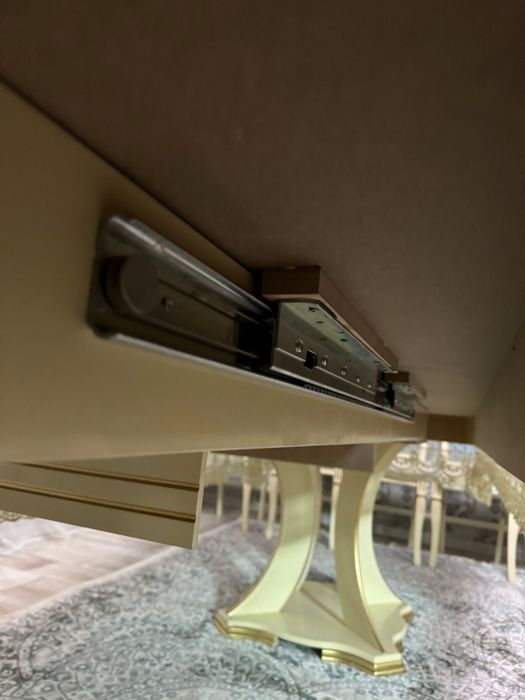 Гостинный стол..