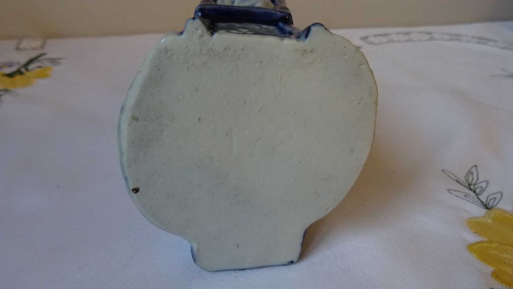 Декоративна висяща етажерка с миниатюрен сервиз  в делфтски стил.