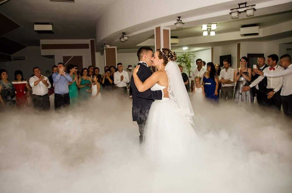 Fum greu dansul mirilor cu artificii si baloane explozive