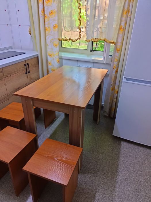 Стол кухонный с табуретками