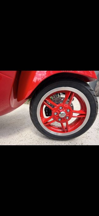 Vespa Primavera 125 Red Ediție Specială, cu 0 km bord