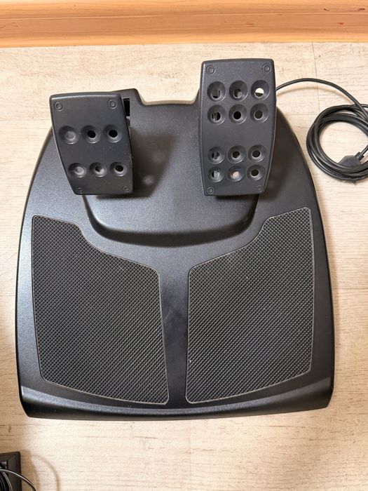 Игровой руль Logitech