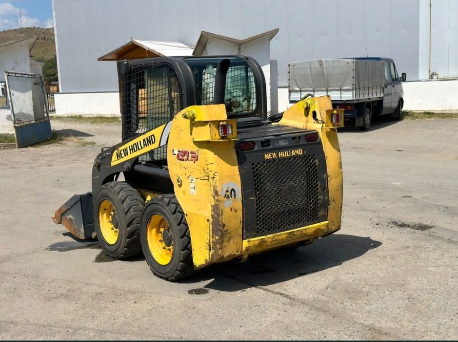 Vand sau schimb  Bobcat new holland  2012 - cu excavator  2.8 tone