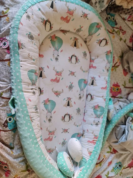 Babynest happyluna perna si arcada cu jucarii