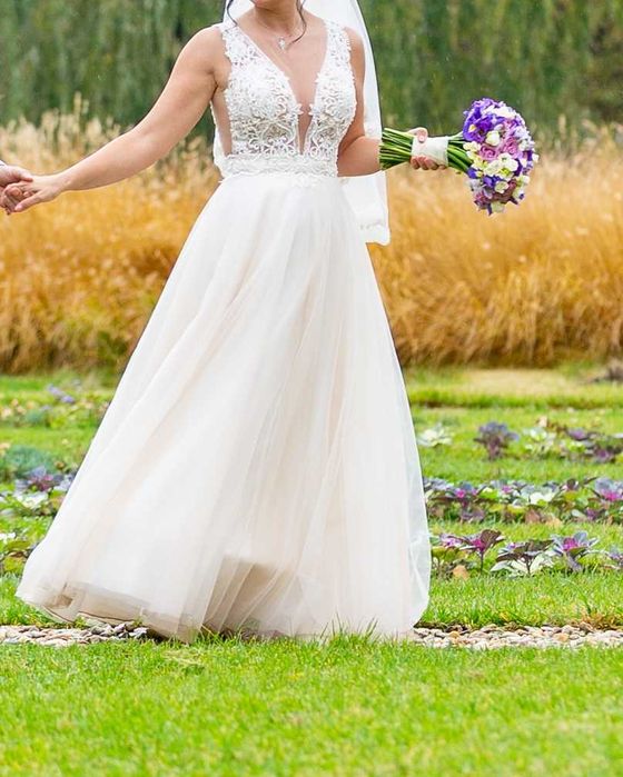 Vand rochie de mireasa, marca Darfil, culoare ivoire.