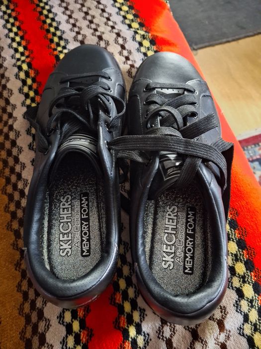 Vând adidași skerchers