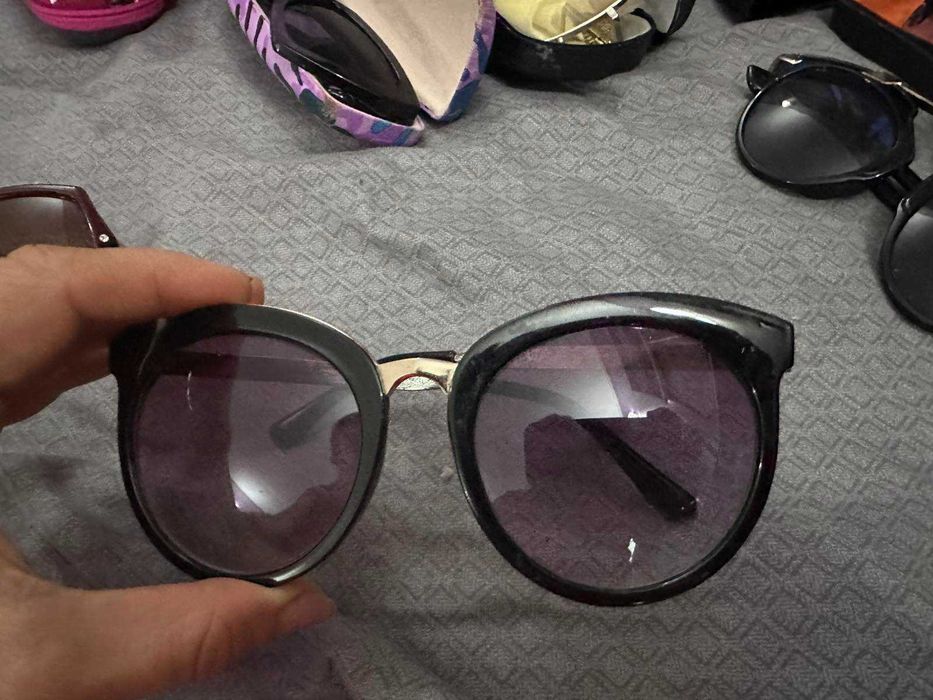 много видове очила, повечето маркови с цени от 8 до 22 лв