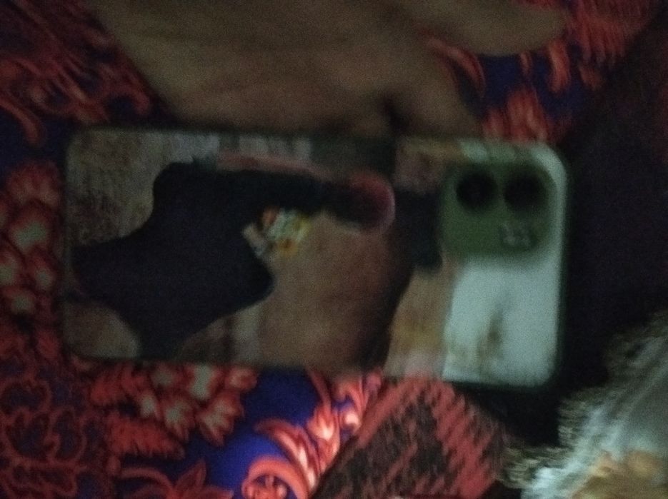 Redmi 1+A ayol kishi tutgan