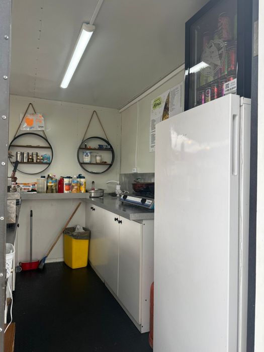 Rulotă comercială complet echipată – gata de lucru!