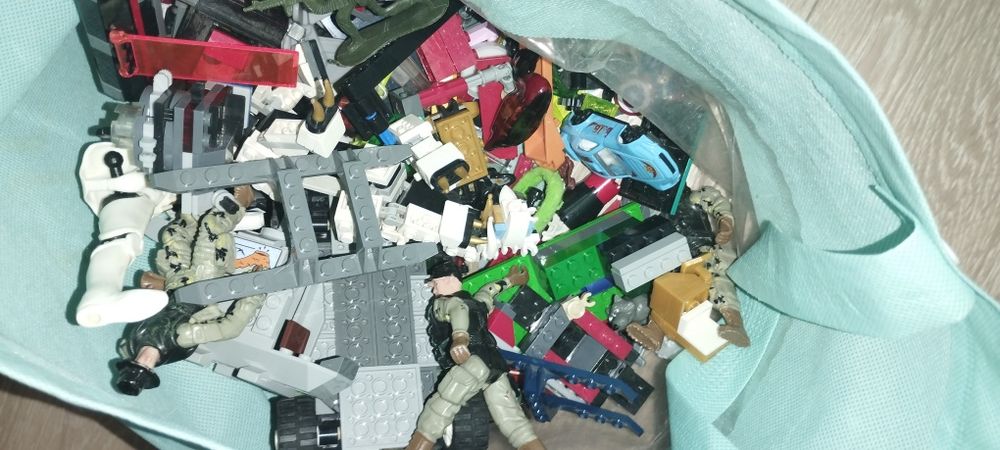 Игрушки LEGO и прочее.