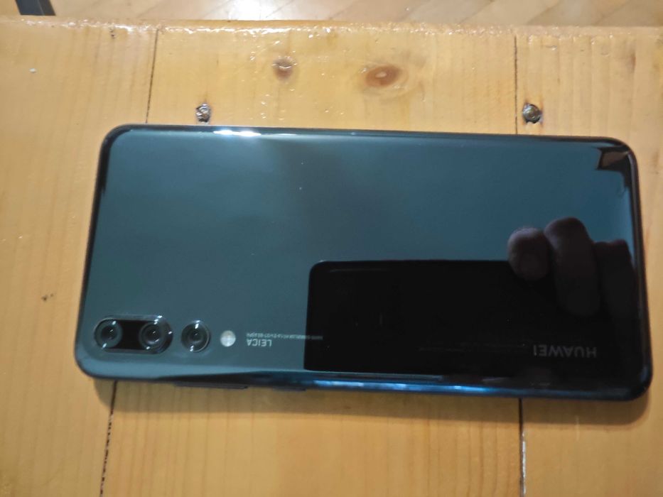 HUAWEI. 20. PRO .6 GB. stocare. 128 GB ,DUAL SIM.diagonala .6,1.amoled