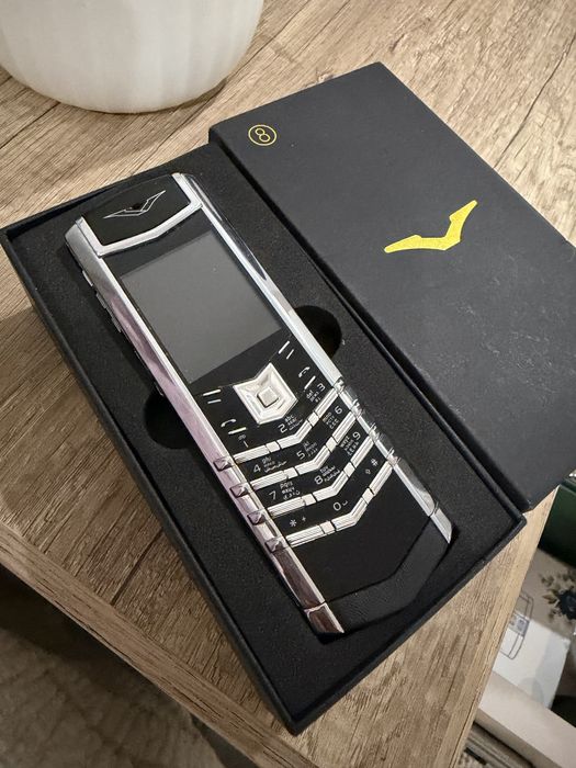 Vertu телефон новая