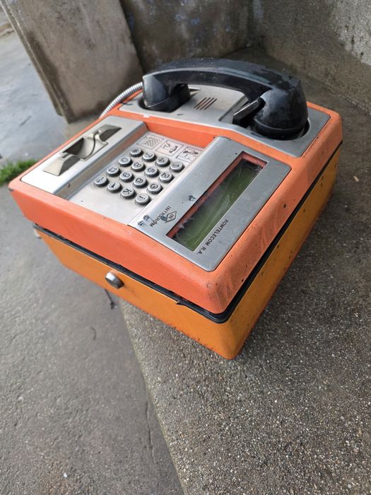 Telefon public vechi pentru colectionari