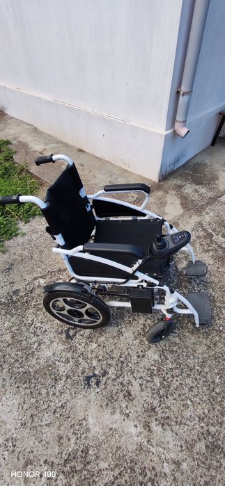Cărucior pentru persoane vârstnice sau cu handicap .