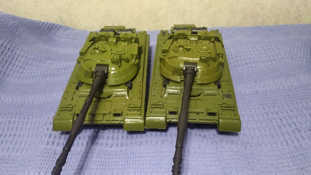 Набор игрушечных танков, в хорошем состоянии