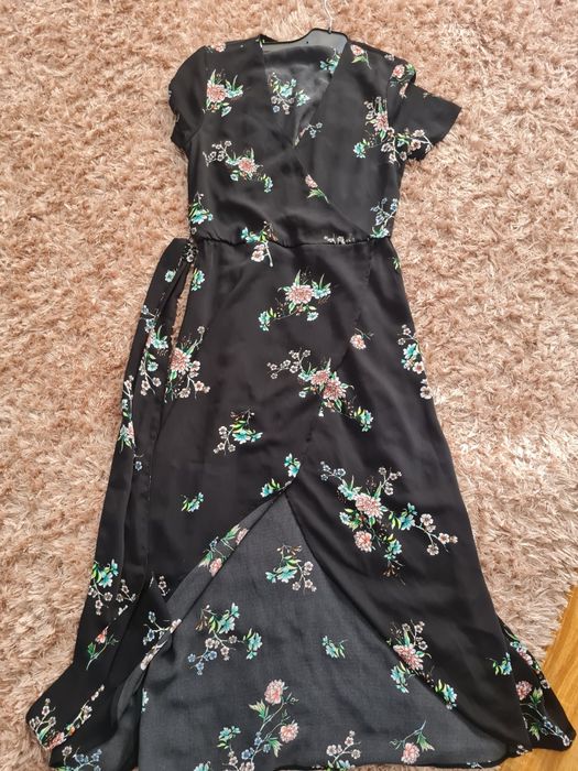 Vând rochii tot ce este în imagine 100 de lei