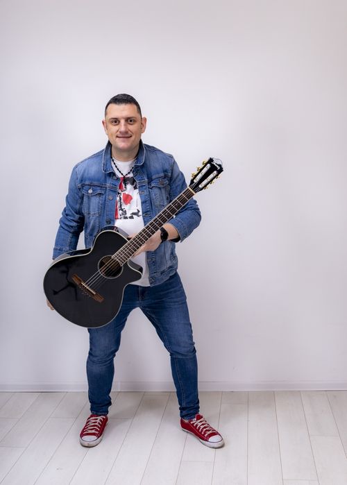 Предлагам DJ , Бузуки , Китарата за вашият абитуриенттски бал  !