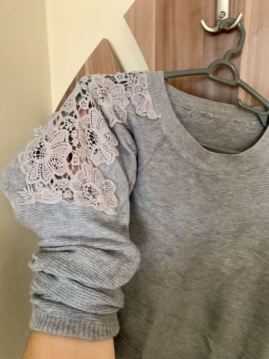 Нови блузи с бродерия на ракавите