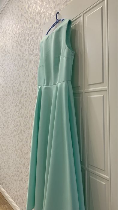 Вечерняя платья из плотного атласа