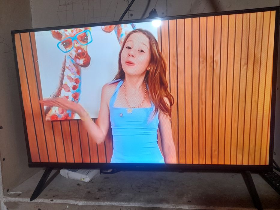 32 li smart tv sotiladi yangi 3 oy boldi olinganiga 2 ta pultli