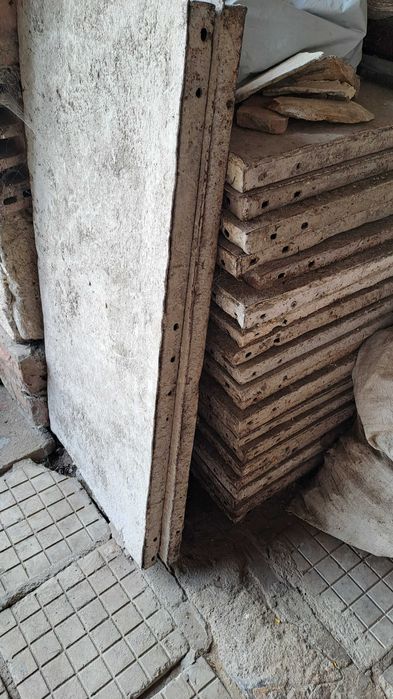 Продавам  железни  пана  за  скеле .