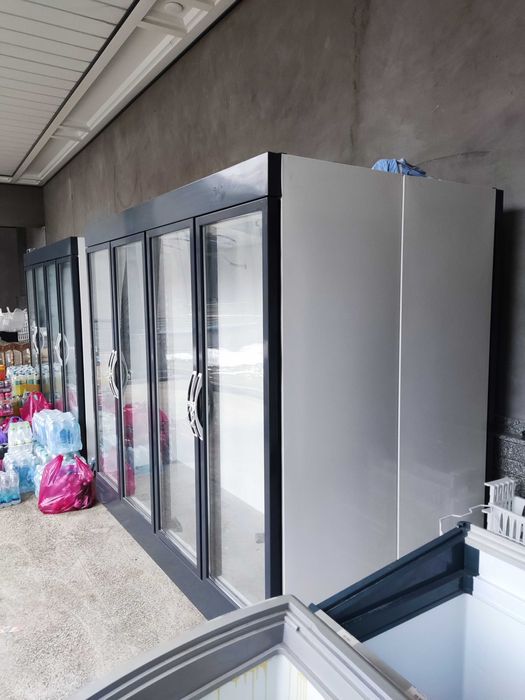 Витрина холодильниклар сотилади. 5 та