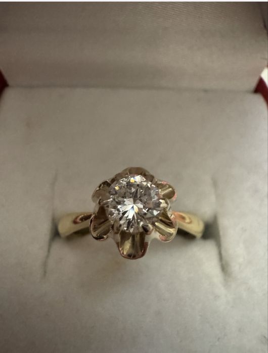 Кольцо с бриллиантом