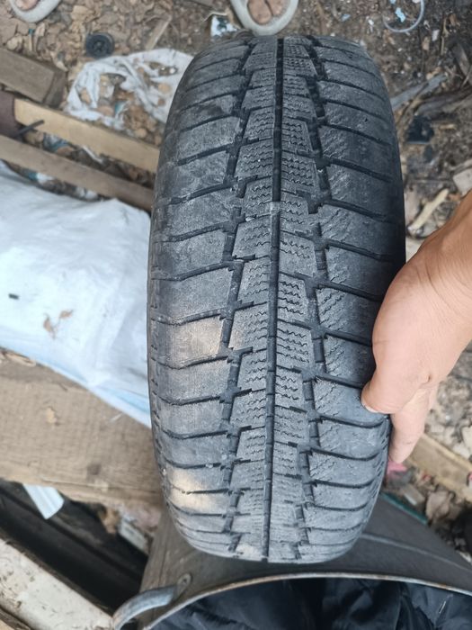 Продам 5 зимних одну летнюю и диск