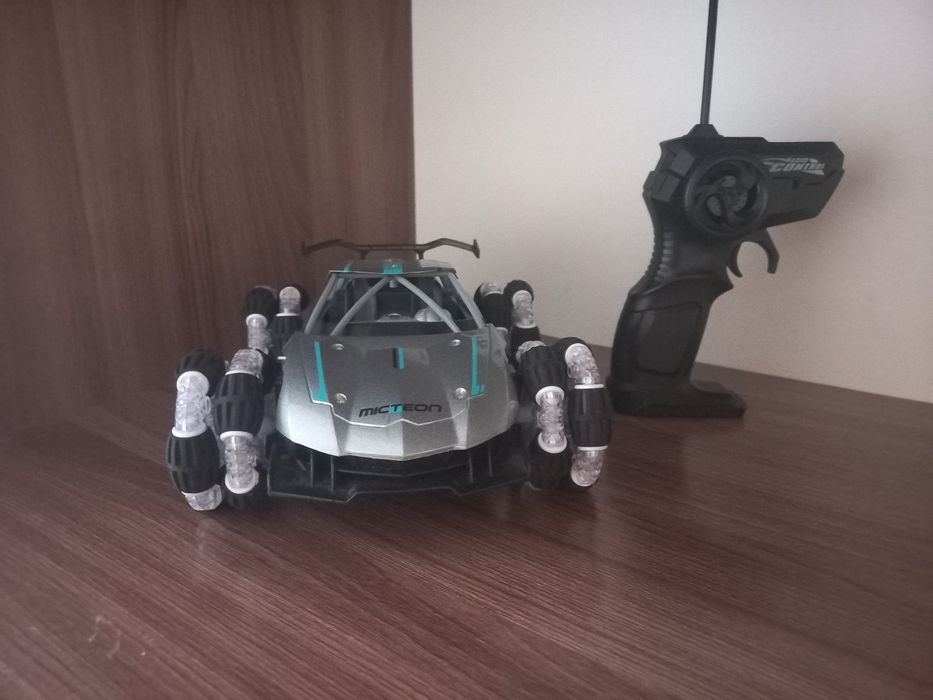 Машинка на пульте управление