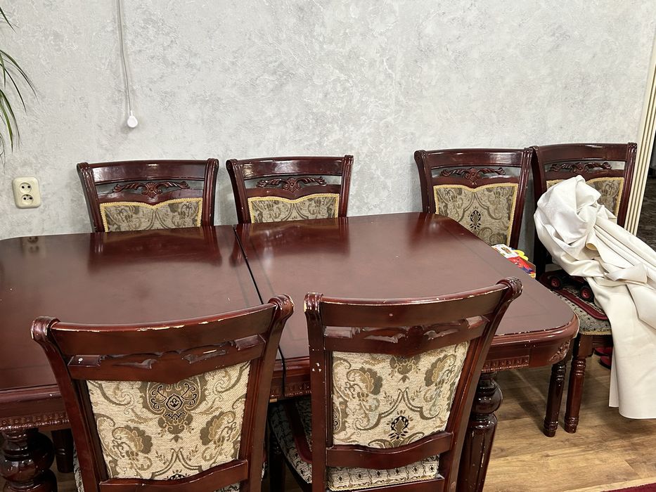 Стол и  шесть стулья