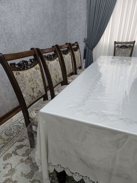 Продаётся 12 стульев и стол в бонус для гостиной.