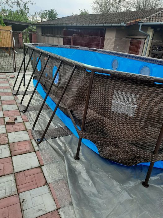 Vand Piscina foarte puțin folosită