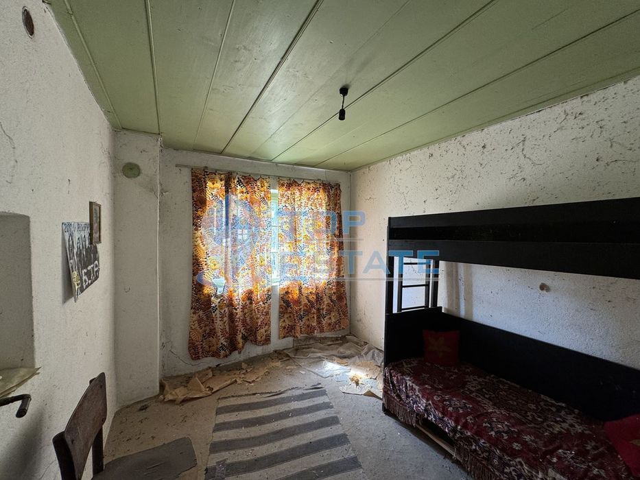 Тухлена къща с кладенец и голям двор в село Павел, област Велико Търн