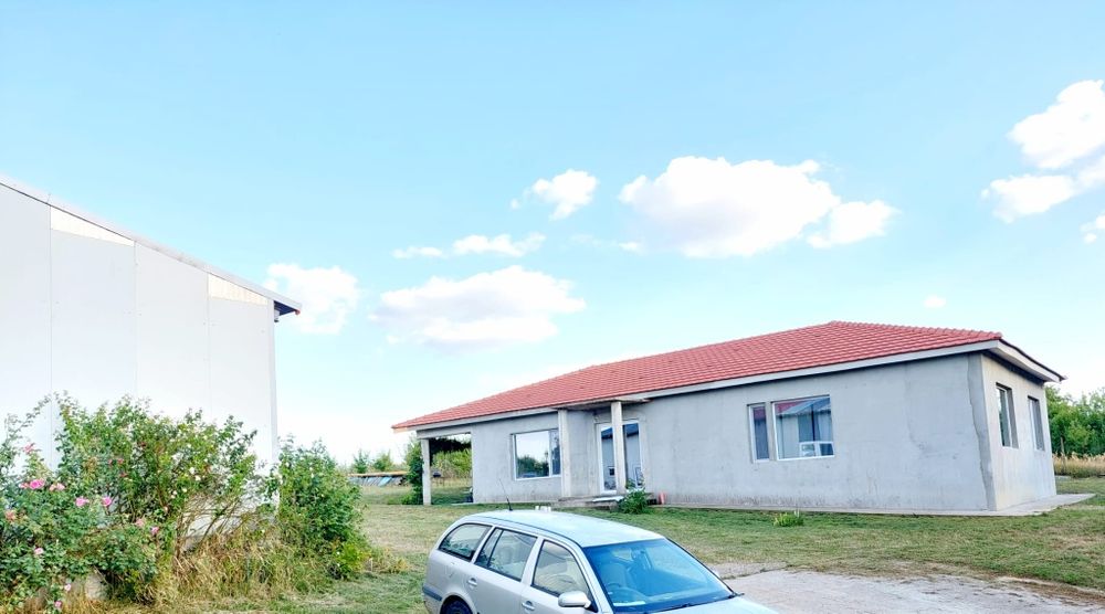 Casa și hala la 18 km de Oradea