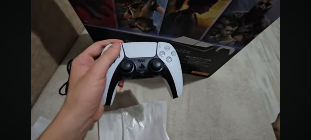PS5 slim ideal tiniq original djoystik o'yinlari yozigan karobka bor.