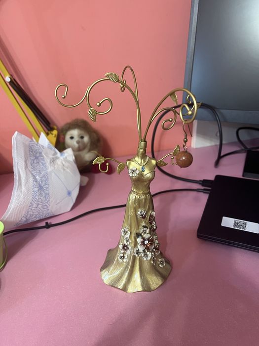 Стойка за бижута