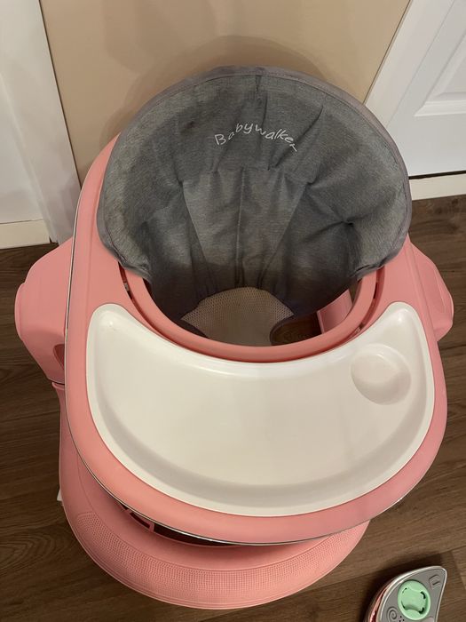 Premergător BabyWalker roz cu lumini și sunete