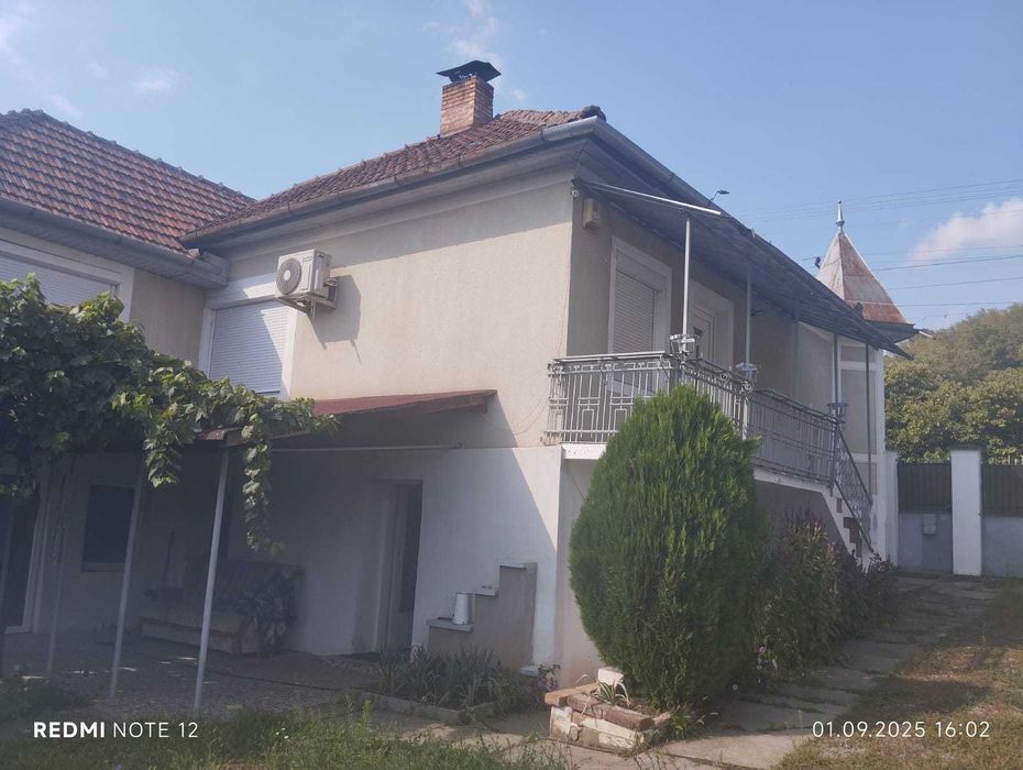 Casă familială mobilată pe două nivele locuibilă imediat.
