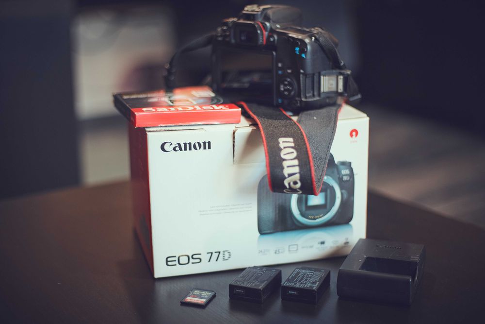DSLR Canon 77D stare excelenta