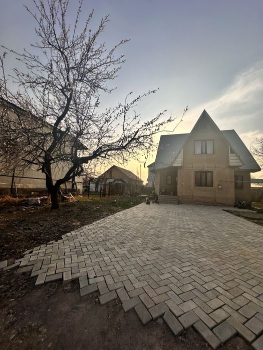 Дом  с большим двором