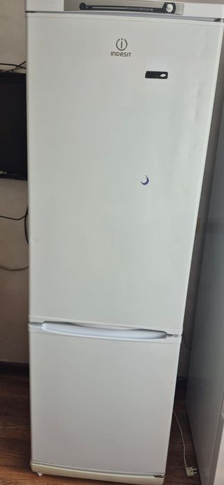 Продам Б/У холодильник Indesit, в хорошом состояний