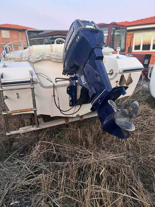 Продавам моторна лодка