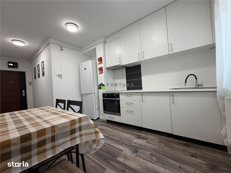Apartament 3 camere, etaj intermediar, str. Mircea cel Batran