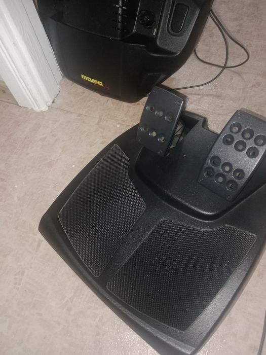 Игровой руль logitech momo racing force feedback